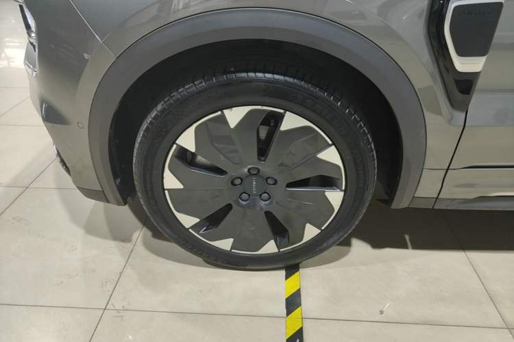 Used Lynk & Co 05 EM-P 2021 1.5TD PHEV HALO Left Front Wheel Hub