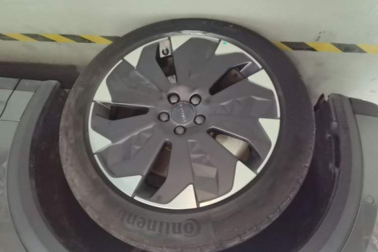 Used Lynk & Co 05 EM-P 2021 1.5TD PHEV HALO Left Front Wheel Hub