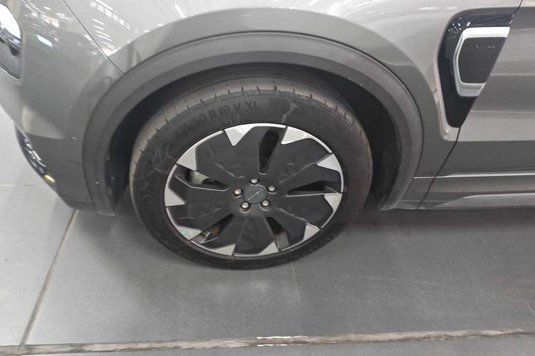 Used Lynk & Co 05 EM-P 2021 1.5TD PHEV HALO Left Front Wheel Hub