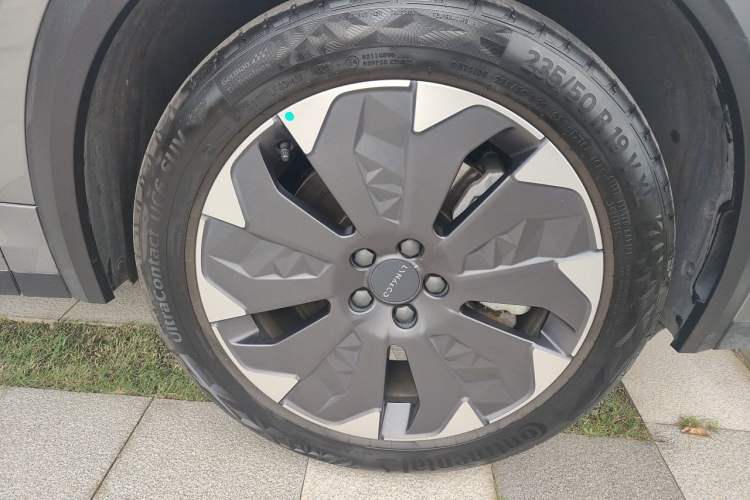 Used Lynk & Co 05 EM-P 2021 1.5TD PHEV HALO Right Front Wheel Hub