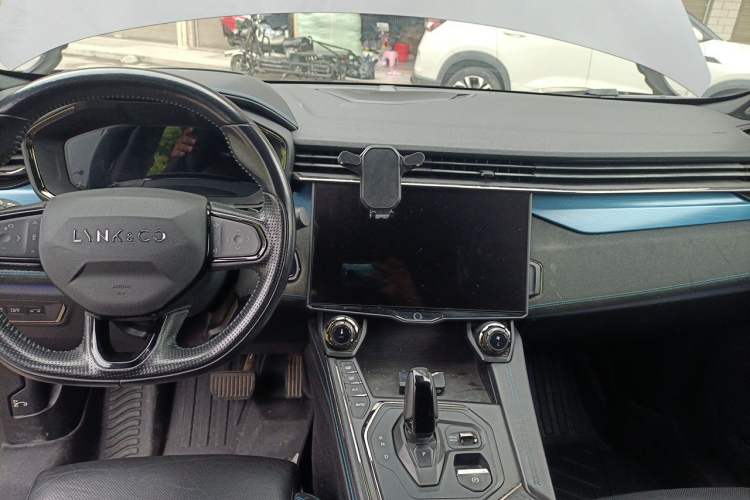 Used Lynk & Co 05 EM-P 2021 1.5TD PHEV HALO Center Console