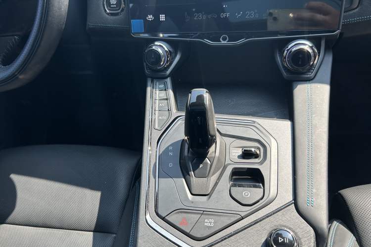 Used Lynk & Co 05 EM-P 2021 1.5TD PHEV HALO Interior 6