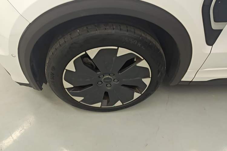 Used Lynk & Co 05 EM-P 2021 1.5TD PHEV HALO Left Front Wheel Hub