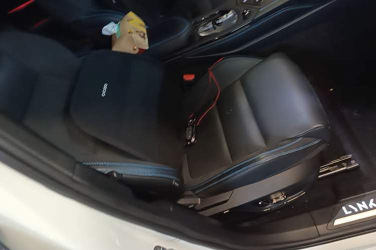 Used Lynk & Co 05 EM-P 2021 1.5TD PHEV HALO Right Front Seat
