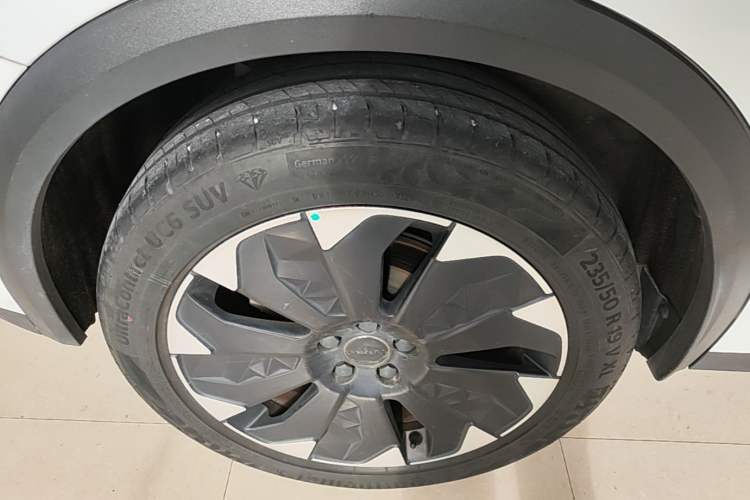 Used Lynk & Co 05 EM-P 2021 1.5TD PHEV HALO Right Rear Wheel Hub