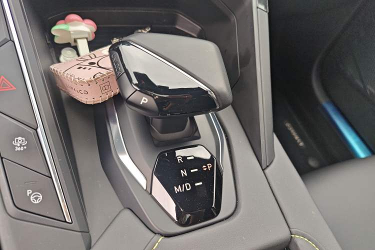 Used Lynk & Co 06 2023 Remix 1.5T Hero Gear Lever