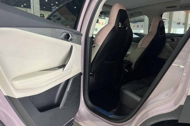 Used Lynk & Co 06 2021 1.5T Shero Pink Special Edition Interior 4
