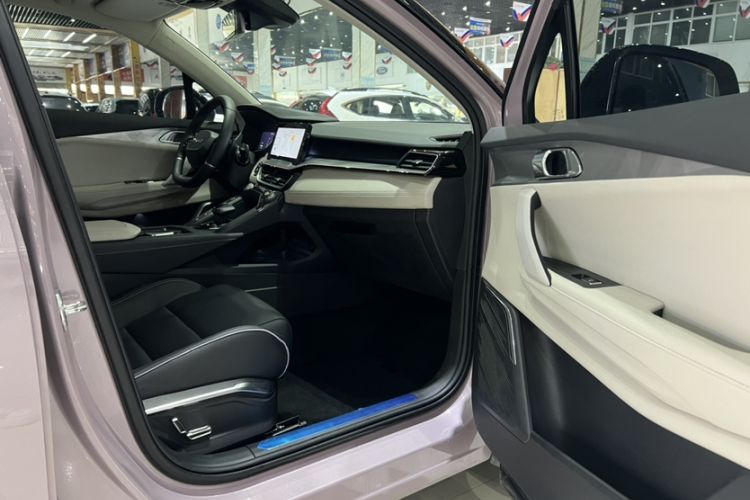 Used Lynk & Co 06 2021 1.5T Shero Pink Special Edition Interior 5