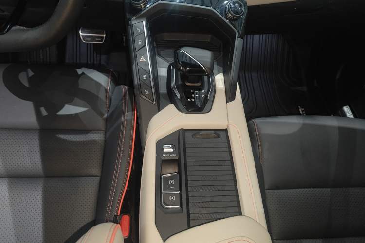 Used Lynk & Co 06 2020 1.5T YAO Halo Interior 6