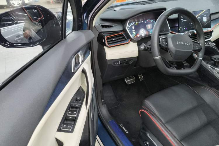 Used Lynk & Co 06 2021 1.5T Shero Pink Special Edition Interior 3
