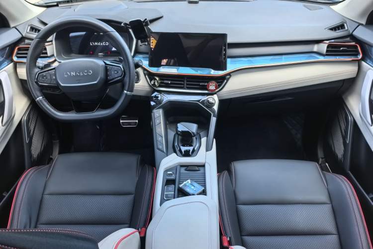 Used Lynk & Co 06 2021 1.5T Shero Pink Special Edition Interior 4