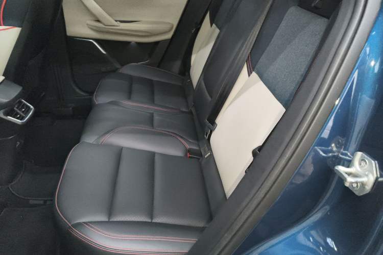 Used Lynk & Co 06 2021 1.5T Shero Pink Special Edition Interior 4