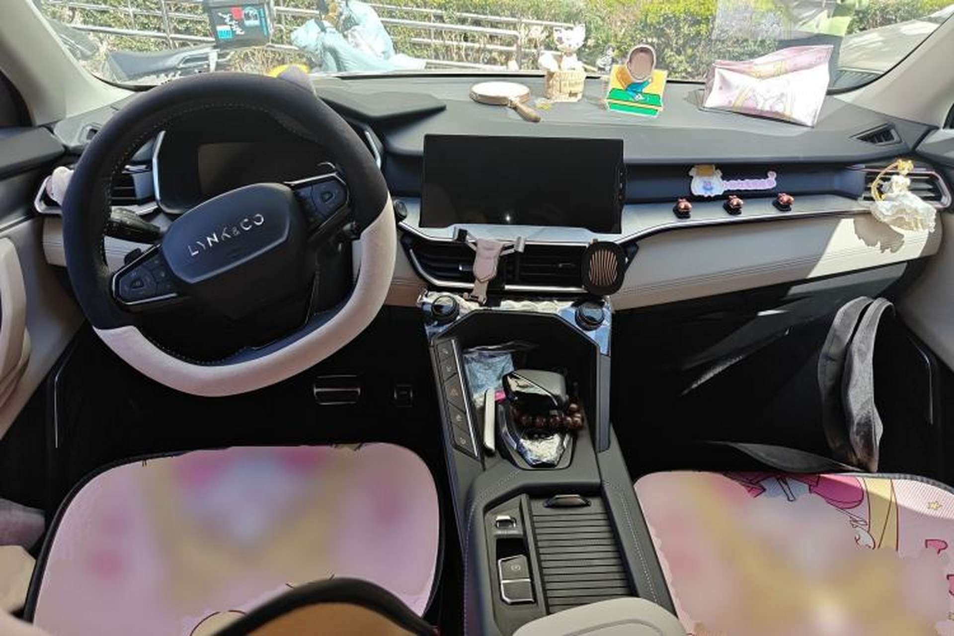 Used Lynk & Co 06 2021 1.5T Shero Pink Special Edition Center Console