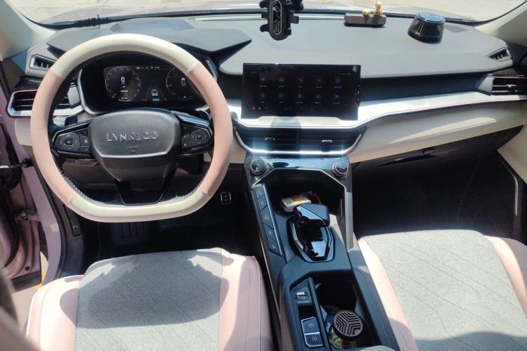 Used Lynk & Co 06 2021 1.5T Shero Pink Special Edition Center Console