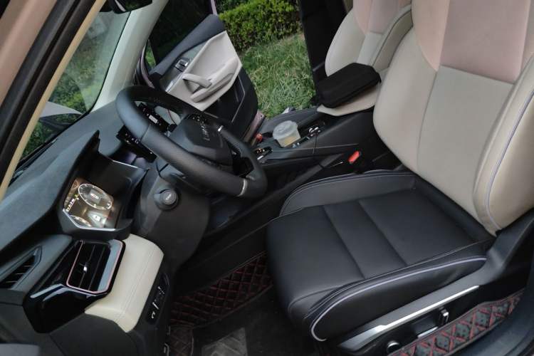 Used Lynk & Co 06 2021 1.5T Shero Pink Special Edition Left Front Seat