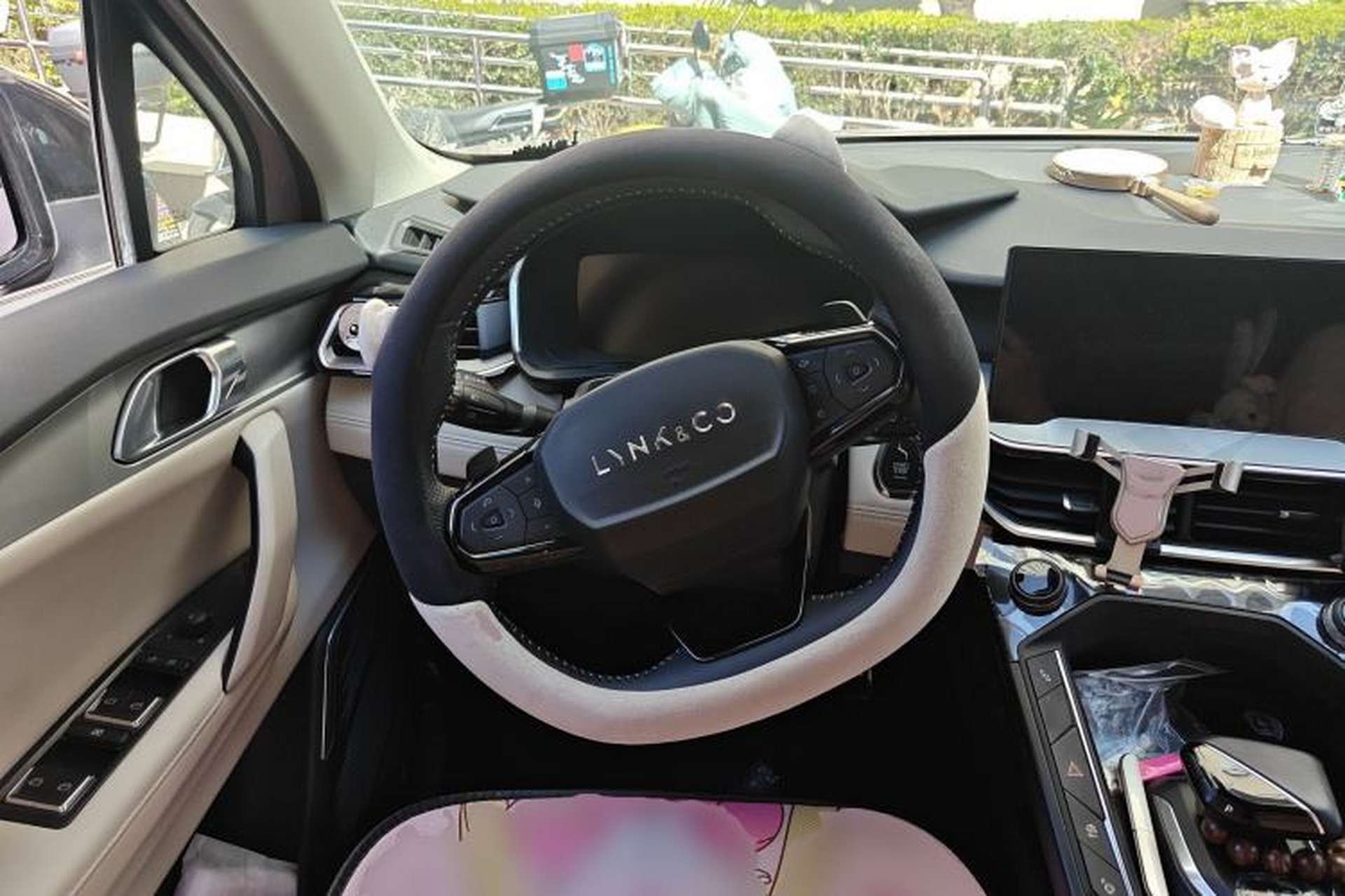Used Lynk & Co 06 2021 1.5T Shero Pink Special Edition Steering Wheel