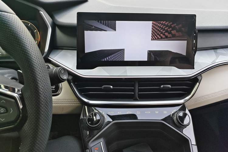 Used Lynk & Co 06 2021 1.5T Shero Pink Special Edition Interior 3