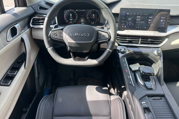 Used Lynk & Co 06 2021 1.5T Shero Pink Special Edition Interior 4