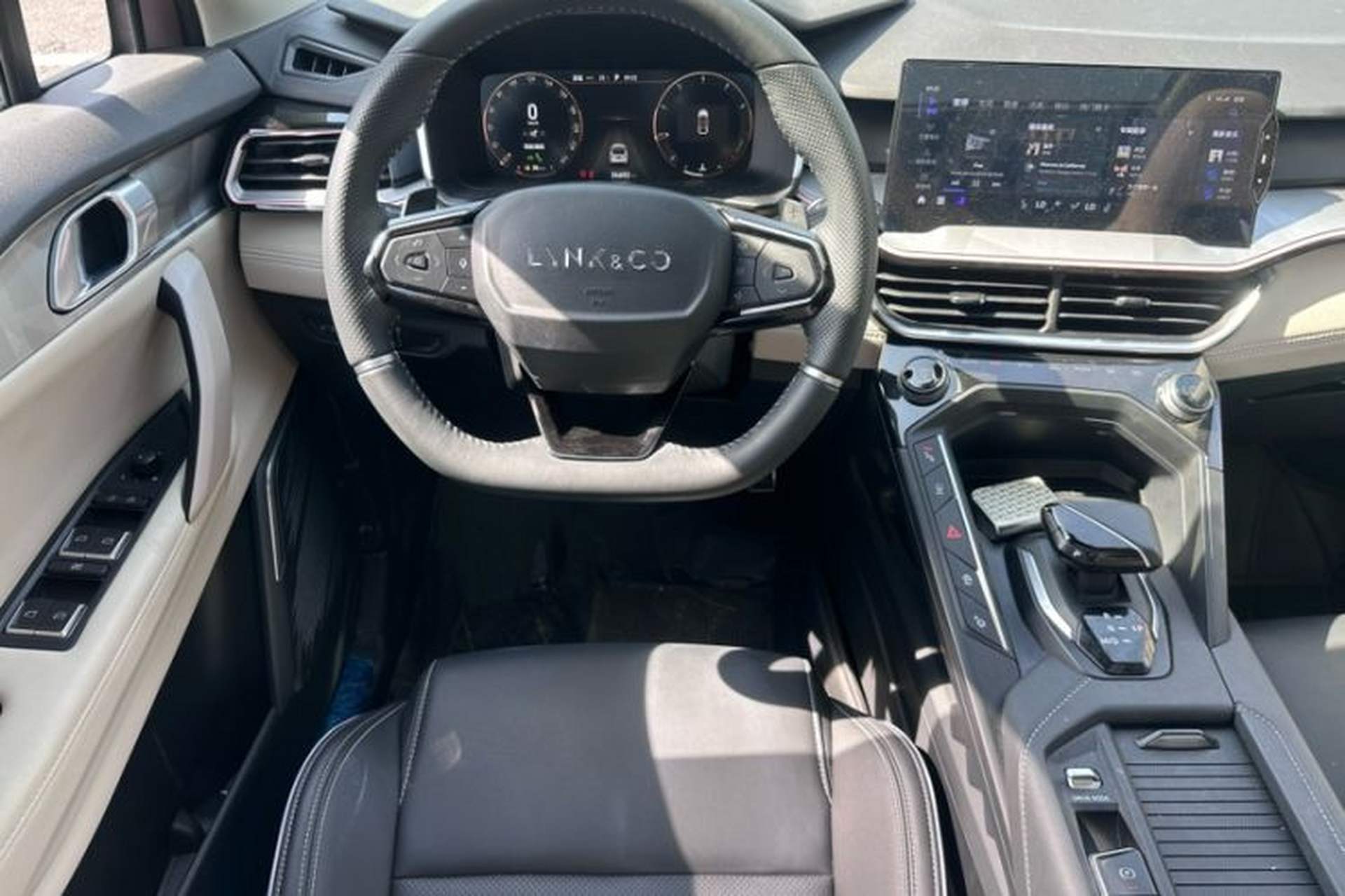 Used Lynk & Co 06 2021 1.5T Shero Pink Special Edition Interior 4