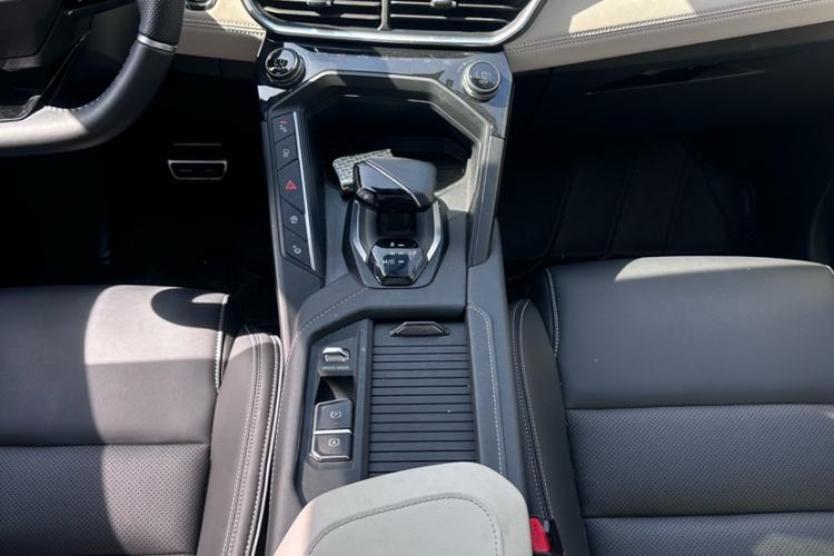 Used Lynk & Co 06 2021 1.5T Shero Pink Special Edition Interior 5