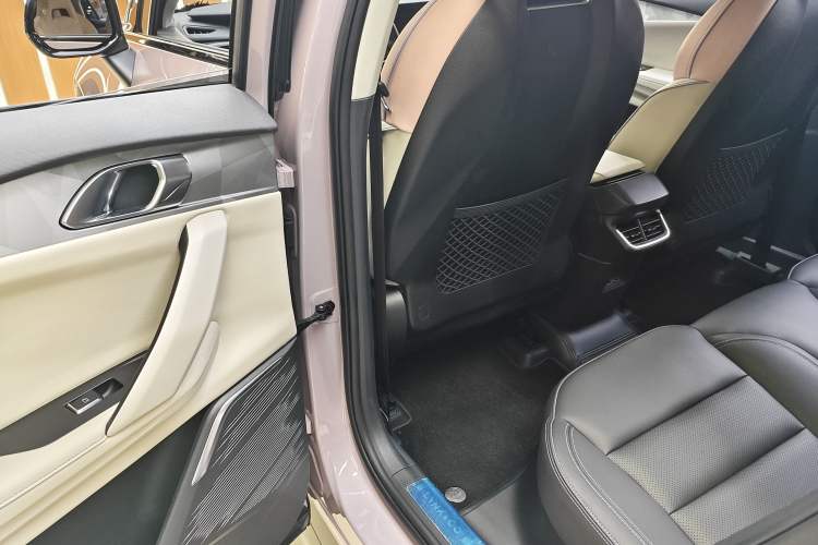 Used Lynk & Co 06 2021 1.5T Shero Pink Special Edition Interior 7