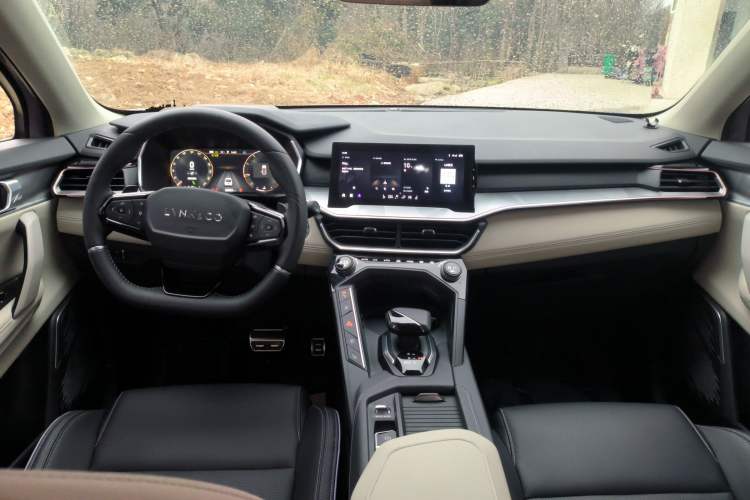 Used Lynk & Co 06 2021 1.5T Shero Pink Special Edition Interior 2