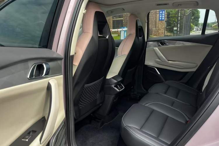 Used Lynk & Co 06 2021 1.5T Shero Pink Special Edition Interior 3