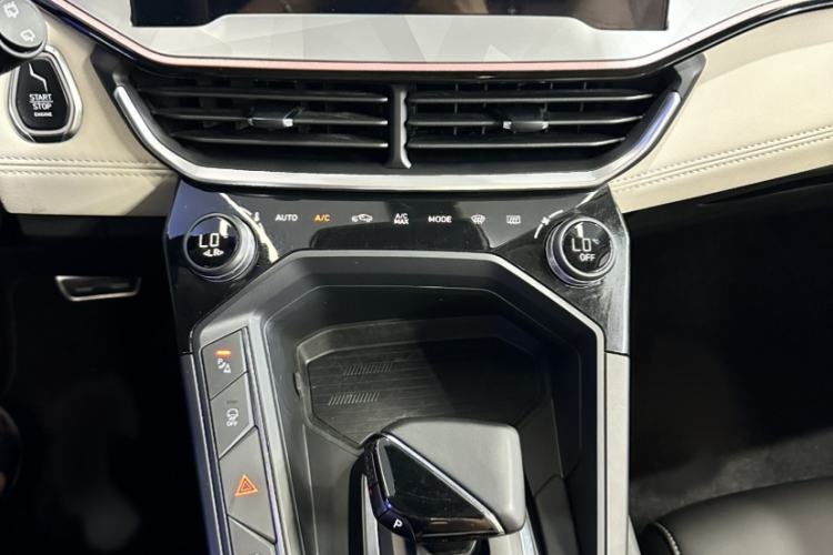 Used Lynk & Co 06 2021 1.5T Shero Pink Special Edition Interior 3