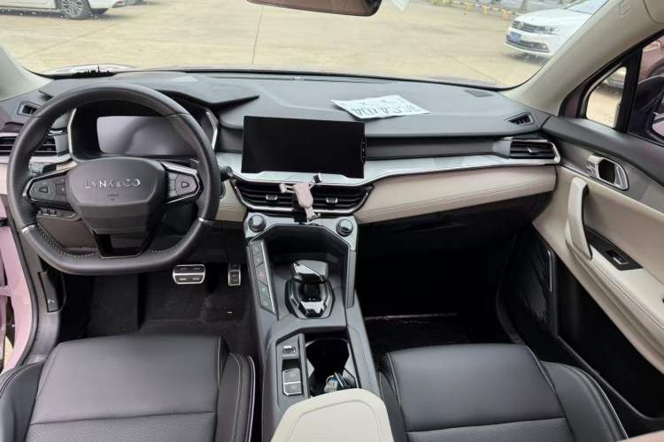 Used Lynk & Co 06 2021 1.5T Shero Pink Special Edition Interior 4