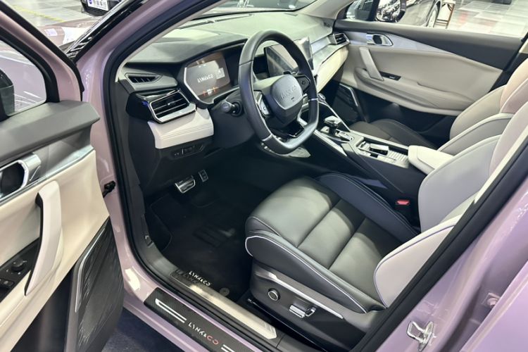 Used Lynk & Co 06 2021 1.5T Shero Pink Special Edition Interior 4