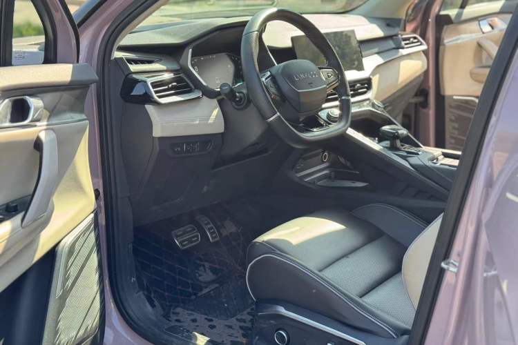 Used Lynk & Co 06 2021 1.5T Shero Pink Special Edition Interior 5