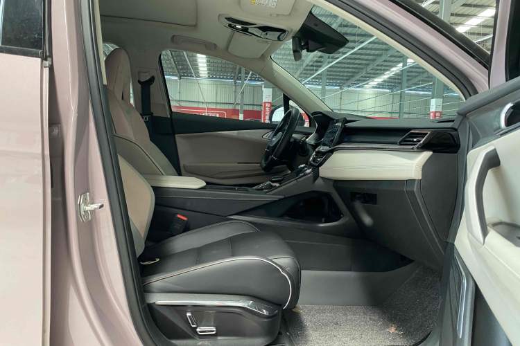 Used Lynk & Co 06 2021 1.5T Shero Pink Special Edition Interior 6