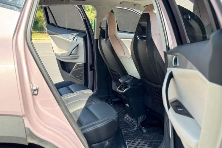 Used Lynk & Co 06 2021 1.5T Shero Pink Special Edition Interior 9