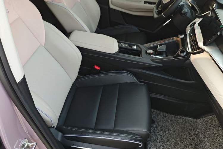 Used Lynk & Co 06 2021 1.5T Shero Pink Special Edition Right Front Seat