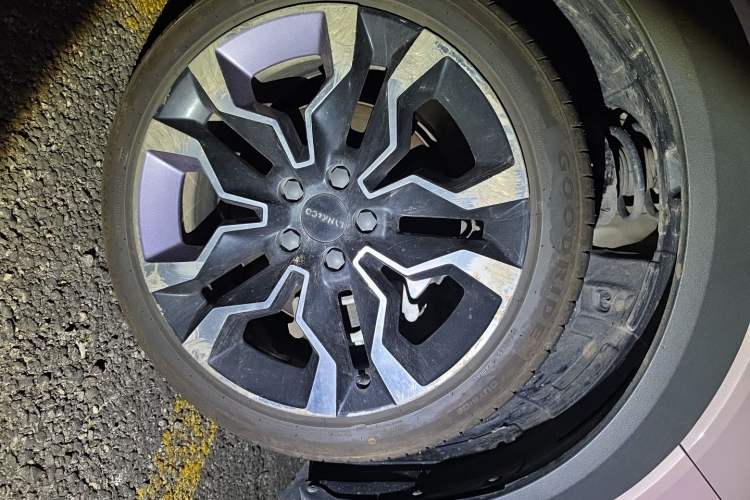 Used Lynk & Co 06 2021 1.5T Shero Pink Special Edition Right Front Wheel Hub