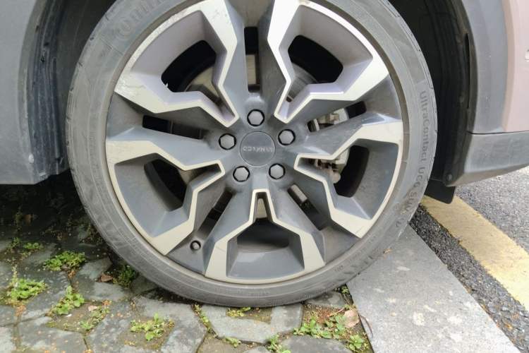 Used Lynk & Co 06 2021 1.5T Shero Pink Special Edition Right Front Wheel Hub