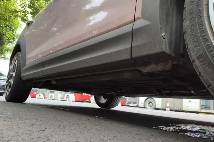 Used Lynk & Co 06 2021 1.5T Shero Pink Special Edition Right Side Sill