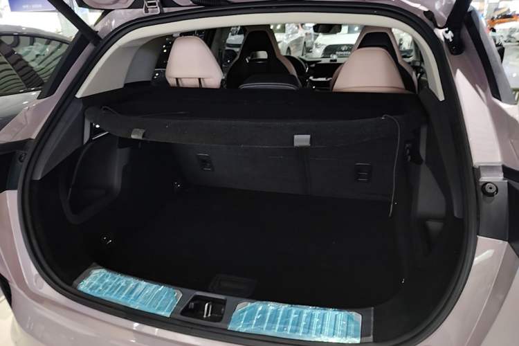 Used Lynk & Co 06 2021 1.5T Shero Pink Special Edition Trunk