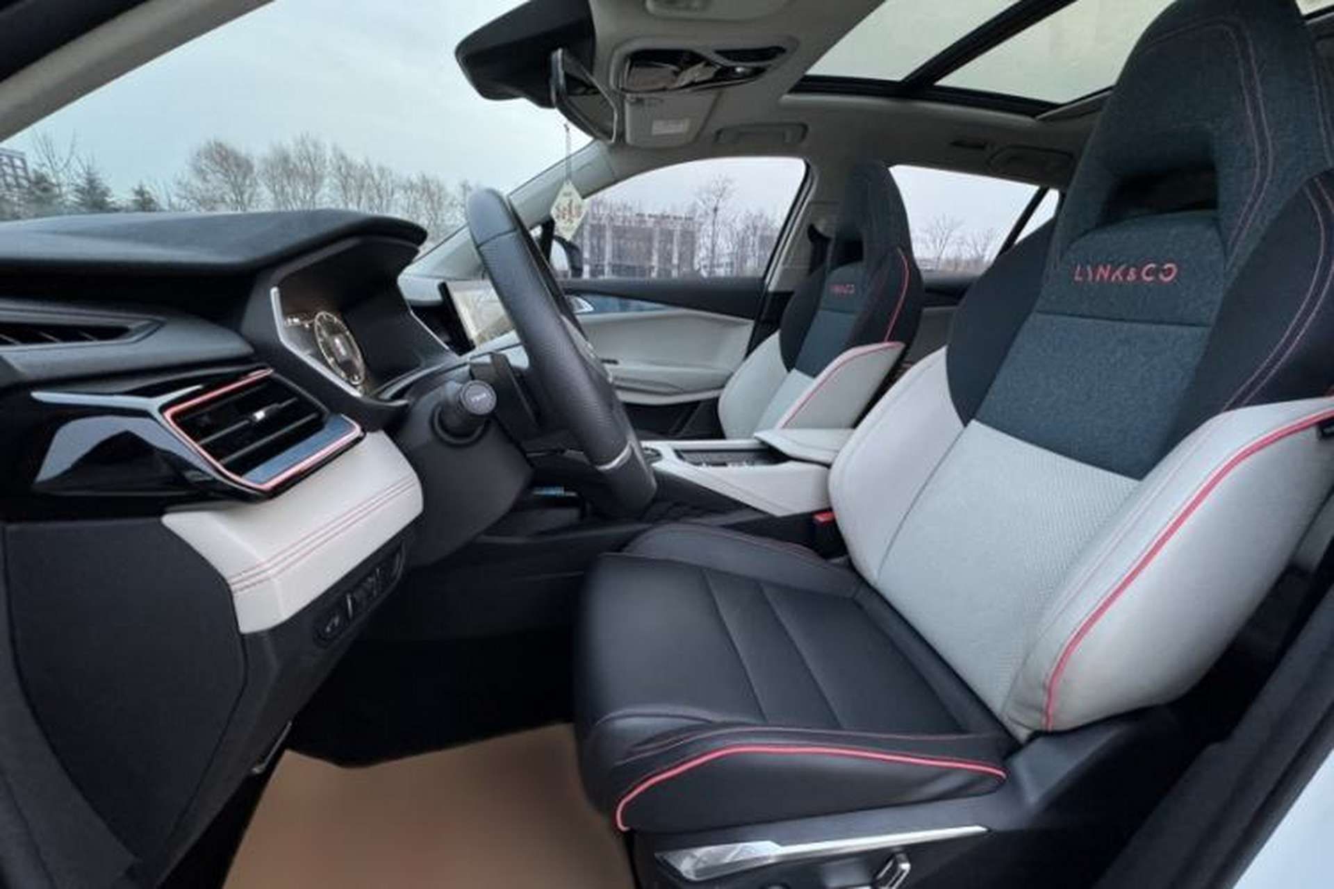 Used Lynk & Co 06 2021 1.5T Shero Pink Special Edition Interior 1