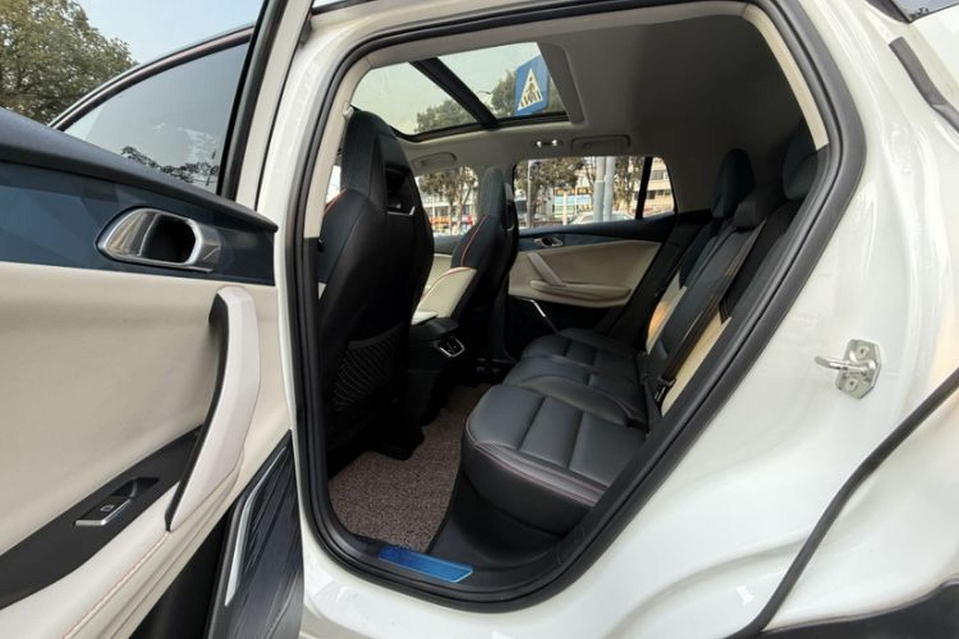 Used Lynk & Co 06 2021 1.5T Shero Pink Special Edition Interior 1