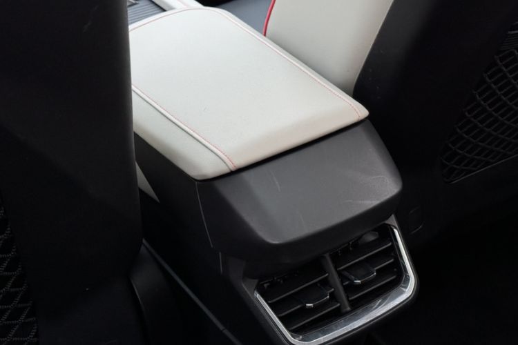 Used Lynk & Co 06 2021 1.5T Shero Pink Special Edition Interior 12