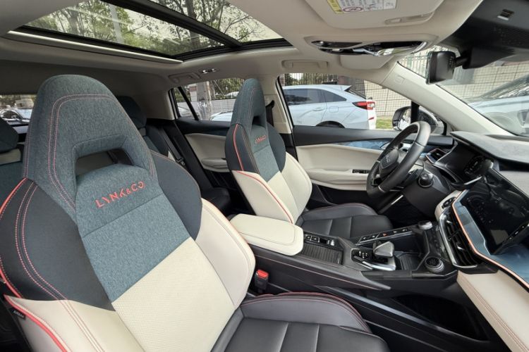 Used Lynk & Co 06 2021 1.5T Shero Pink Special Edition Interior 3
