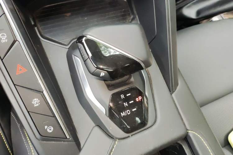Used Lynk & Co 06 2023 Remix 1.5T Dynamic Halo Gear Lever