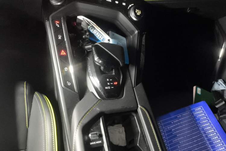 Used Lynk & Co 06 2023 Remix 1.5T Dynamic Halo Gear Lever