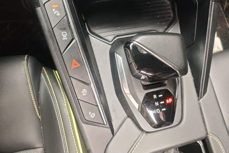 Used Lynk & Co 06 2023 Remix 1.5T Hero Gear Lever