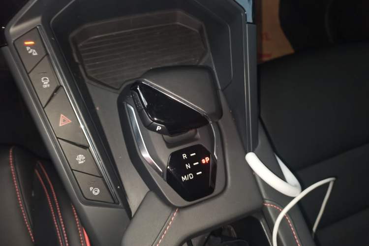 Used Lynk & Co 06 2023 Remix 1.5T Dynamic Halo Gear Lever
