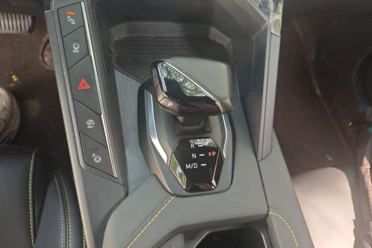 Used Lynk & Co 06 2023 Remix 1.5T Hero Gear Lever