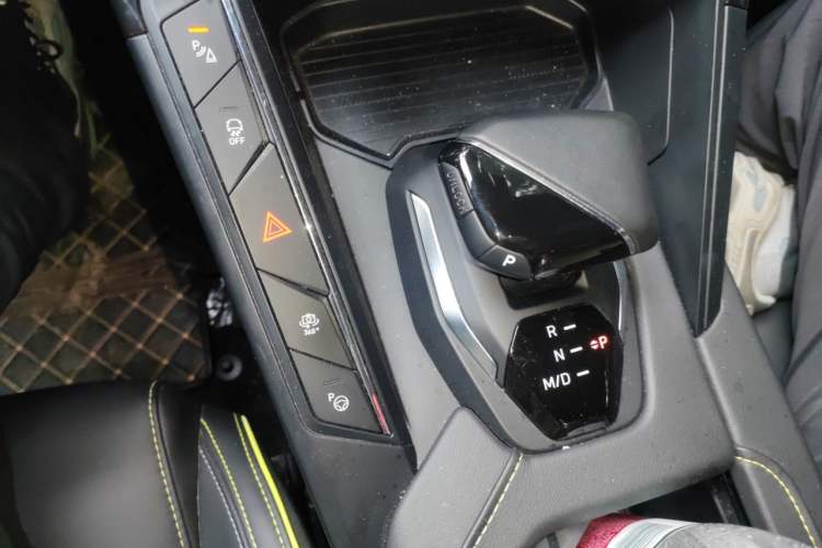 Used Lynk & Co 06 2023 Remix 1.5T Dynamic Halo Gear Lever