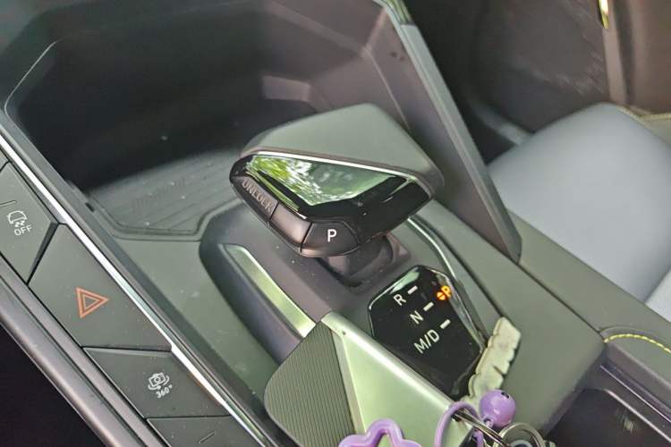 Used Lynk & Co 06 2023 Remix 1.5T Hero Gear Lever