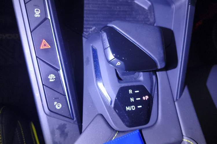 Used Lynk & Co 06 2023 Remix 1.5T Hero Gear Lever